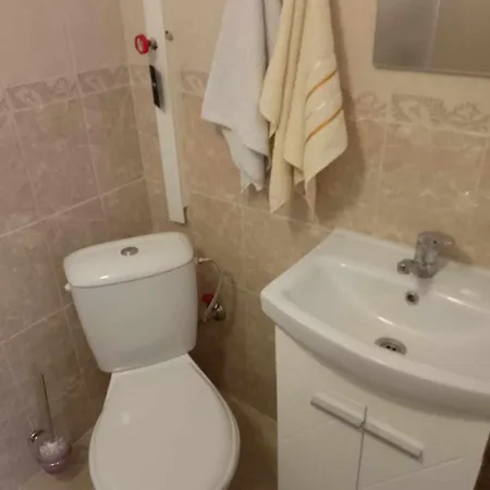 Lovely In With Garden And Garage Apartment *