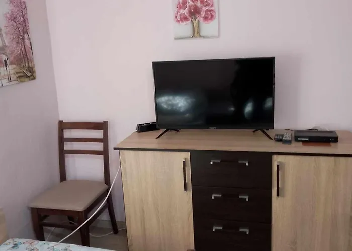 Lovely In With Garden And Garage *