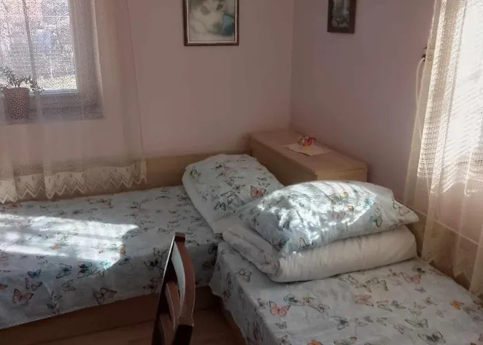 Lovely In With Garden And Garage Daire